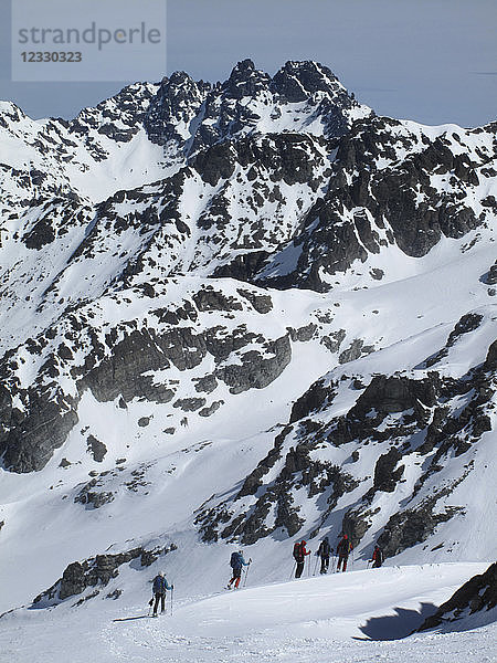 ÖSTERREICH  Tirol  Silvrettagebirge  eine Gruppe von Schneeschuhwanderern am Jamtal Joch