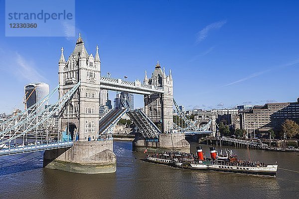 England  London  Schaufelraddampfer Waverley bei der Fahrt unter der Tower Bridge