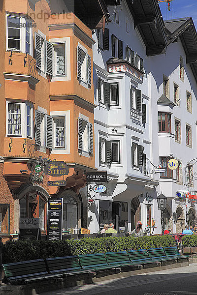 Österreich  Tirol  Kitzbühel  Straßenszene  Architektur