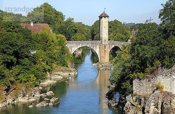 Frankreich  Nouvelle Aquitaine  Pyrenees Atlantiques (64)  Bearn-Land  Orthez  alte Brücke und Fluss Pau