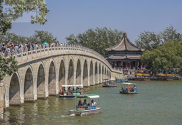 China  Beijin City  Der Sommerpalast  Kunming-See. Siebzehn-Bogen-Brücke
