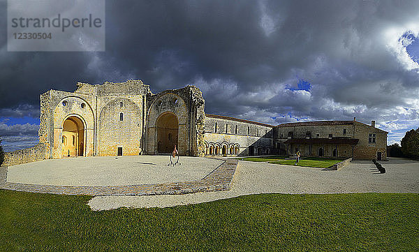 Europa Frankreich Abbaye deTrizay in Charente-Maritime
