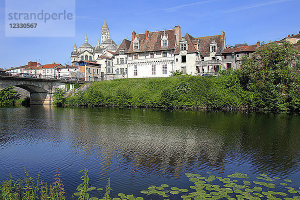 Frankreich  Nouvelle Aquitaine  Departement Dordogne (24)  Perigueux  Kathedrale Saint Front (Unesco-Welterbe) und Fluss Isle