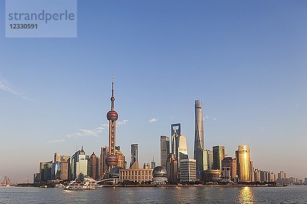 China Shanghai Pudong Skyline und Huangpu Fluss