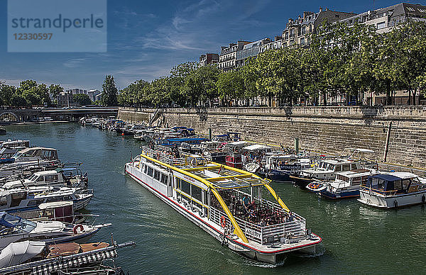 Frankreich  Paris  Place de la Bastille  touristisches Flussschiff im Hafen von Arsenal