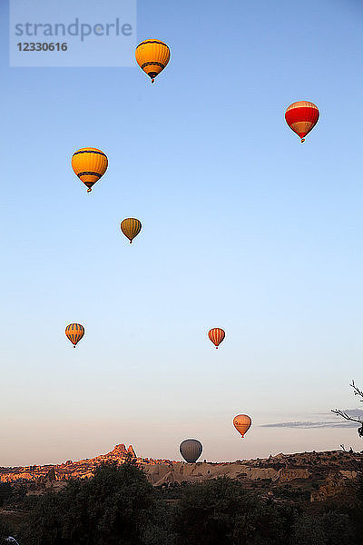 Türkei  Zentralanatolien  Kappadokien  Provinz Nevsehir  Cavusin  Heißluftballon