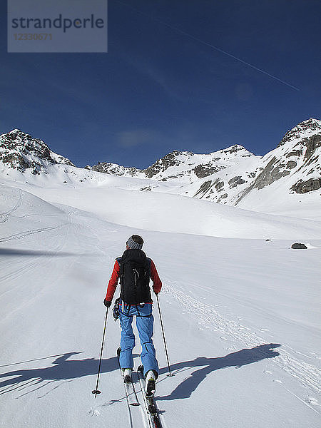 ÖSTERREICH  Tirol  Silvrettagebirge  ein einsamer Langläufer wandert Richtung Jamtal Joch