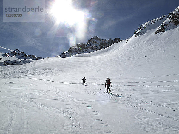 ÖSTERREICH  Tirol  Silvrettagebirge  2 Langläufer wandern in Richtung Jamtal Joch Pass