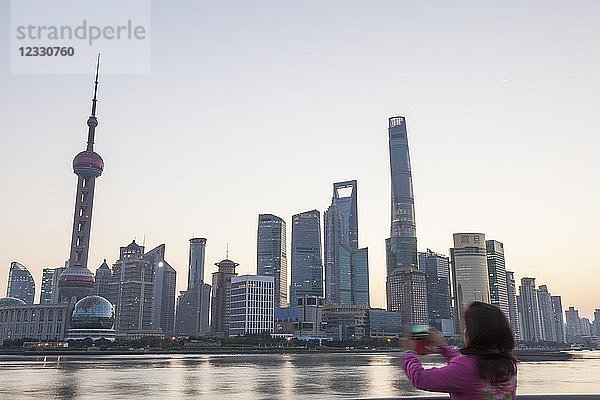 China Shanghai Der Bund Fotograf und Pudong Skyline in der Dämmerung