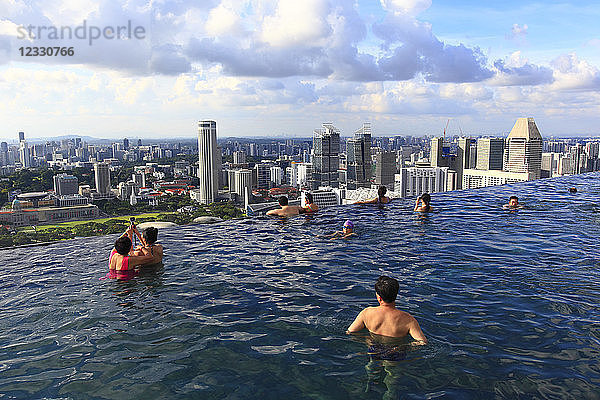 Singapur  Singapur City  Infinity-Pool im 57. Stock des Marina Bay Sands Hotel