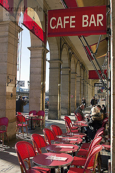 Frankreich  Paris  Rue de Rivoli  Terrasse eines Cafés  Februar 2016