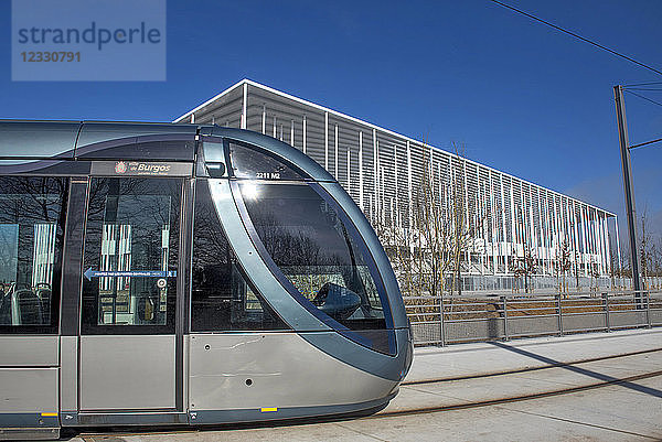 Frankreich  Südwestfrankreich  Bordeaux  Durchfahrt der Straßenbahn vor dem Fußballstadion