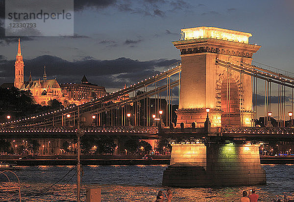 Ungarn  Budapest  Kettenbrücke  Matthiaskirche  Fluss Donau