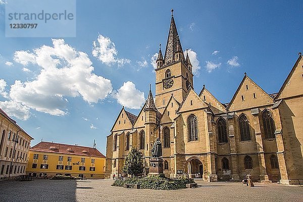 Rumänien  Hermannstadt (Sibiu)  Evangelische Kathedrale von Sebiu  Teutsch-Denkmal.