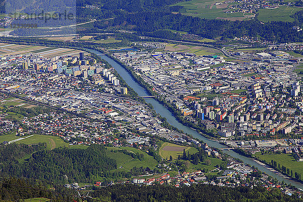 Österreich  Tirol  Alpen  Innsbruck  Luftaufnahme