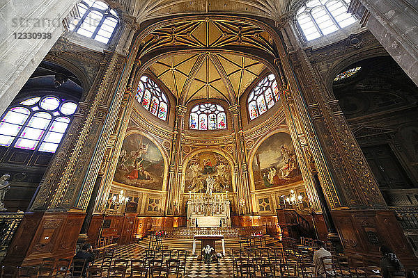 Paris  1. Arrondissement  die Kirche Saint Eustache. Die Kapelle der Jungfrau. Gläubige beten.