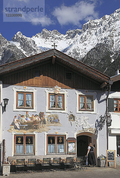 Deutschland  Bayern  Alpen  Mittenwald  Straßenszene  Berglandschaft