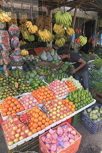 Sri Lanka; Kandy; Markt  Obststand  Verkäufer