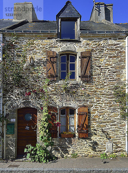 Europa Frankreich altes Haus in Surzur im Morbihan