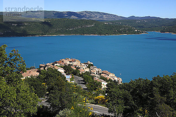 Frankreich  Provence Alpes Cote d'Azur  Alpes de Haute Provence (04)  Sainte Croix du Verdon  See und Dorf