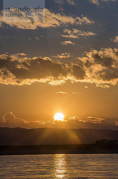 Myanmar  Shan-Region  Sonnenuntergang auf dem Inle-See.