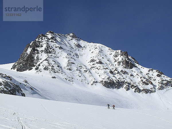 ÖSTERREICH  Tirol  Silvretta Gebirge  2 Langläufer wandern in Richtung Jamtal Joch Pass