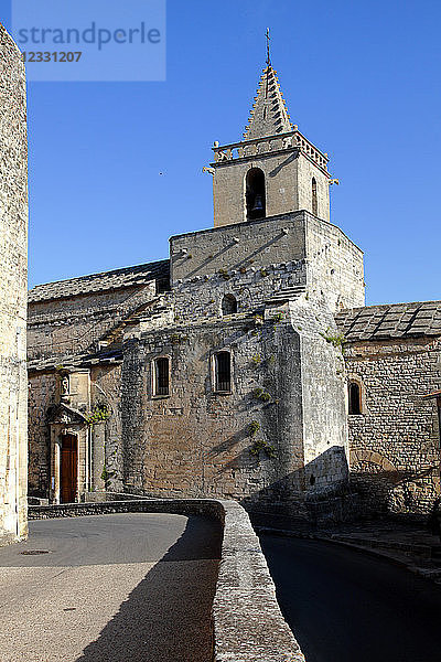 Frankreich  Provence Alpes Cote d'Azur  Vaucluse (84)  Venasque  Kirche Notre Dame