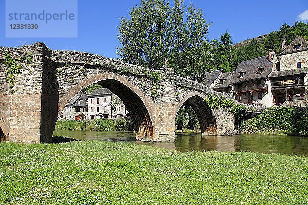Frankreich  Okzitanien  Departement Aveyron (12)  Belcastel (schönstes Dorf Frankreichs) und Fluss Aveyron