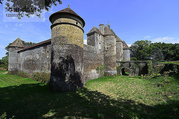 Europa  Frankreich  Wassergraben und Schlosstürme Ratilly in Burgund  Pflichtvermerk: Schloss Ratilly