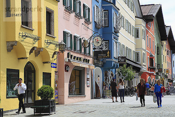 Österreich  Tirol  Kitzbühel  Straßenszene  Architektur  Menschen