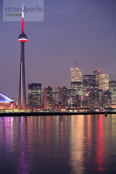 Kanada  Ontario  Toronto  CN Tower  Skyline der Innenstadt