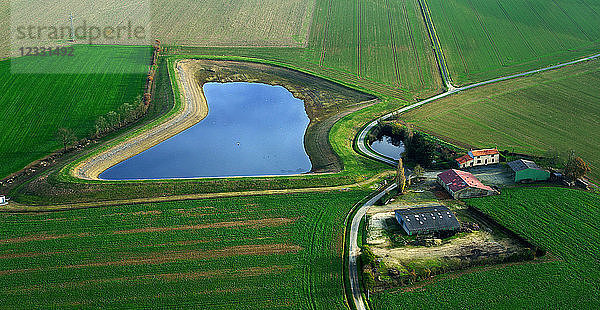 Europa  Frankreich  Teich und Bauernhof in der Landschaft der Vendee.