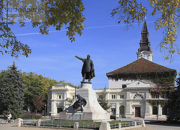 Ungarn  Kecskemet  Lajos-Kossuth-Statue  Calvinistische Kirche
