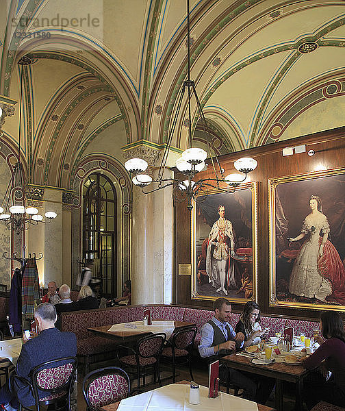 Österreich  Wien  Cafe Central  Interieur  Menschen