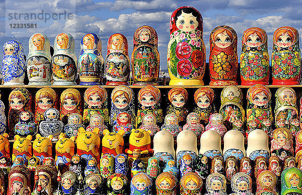 Russland  Moskau  Matrjoschka-Puppenstand  Einbetten von Holzpuppen