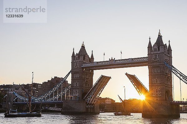 England  London  Southwark  Tower Bridge Eröffnung bei Sonnenaufgang