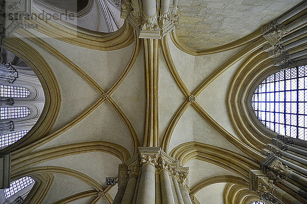 Europa Frankreich Bogen der Abtei von Vezelay in Burgund