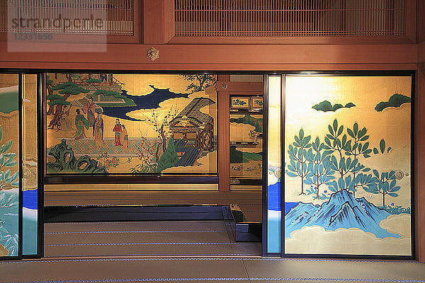 Japan  Kumamoto  Schloss  Honmaru Goten Palast  Interieur; bemalte Leinwände;