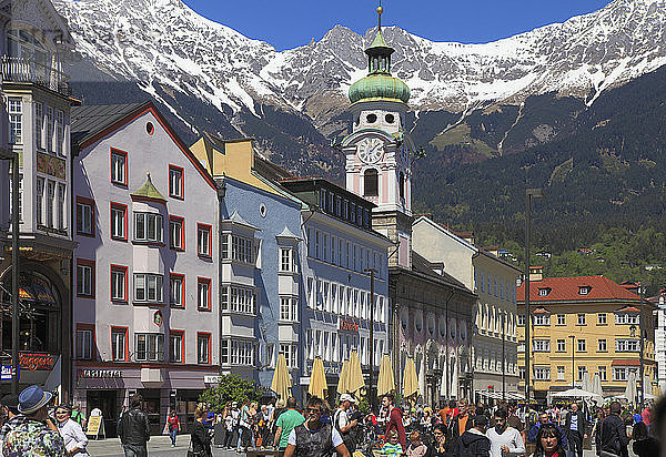 Österreich  Tirol  Innsbruck  Maria-Theresien-Straße  Menschen