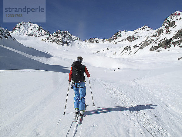 ÖSTERREICH  Tirol  Silvrettagebirge  ein einsamer Langläufer wandert Richtung Jamtal Joch