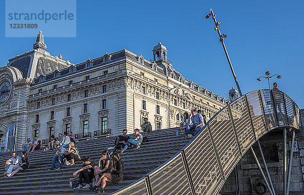 Frankreich  Ile de France  Paris  7. Arrondissement  Stahltribüne auf der Bank am Fuße des Musee d'Orsay