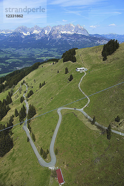Österreich  Alpen  Tirol  Kitzbühel  Kaisergebirge  kurvenreiche Straße