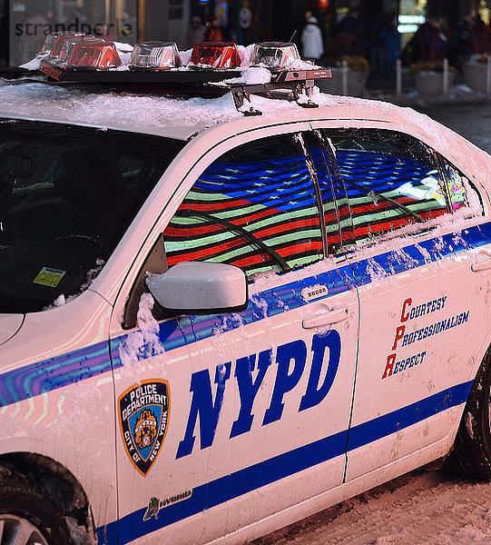 USA  New York  Spiegelung der Stars and Stripes auf den Scheiben eines Polizeiautos