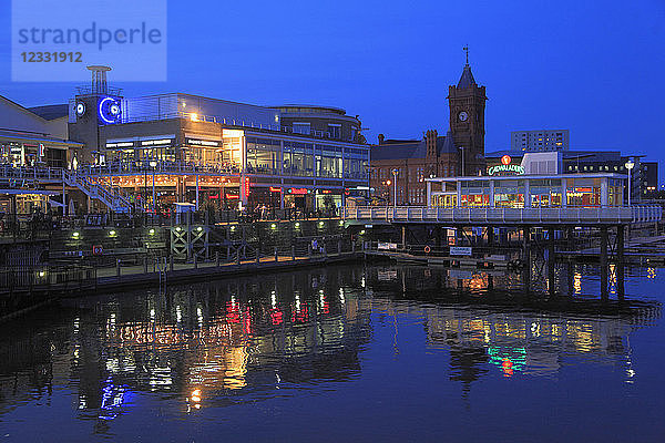 Großbritannien  Wales  Cardiff  Bucht  Skyline  Restaurants  Nachtleben