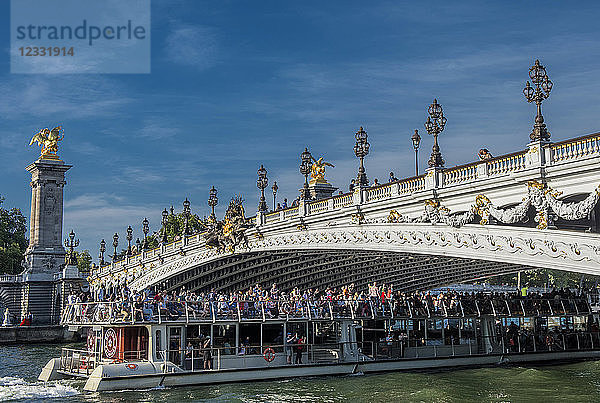 Frankreich  Ile de France  Paris  7. Bezirk  Ausflugsboote unter der Alexander III Brücke
