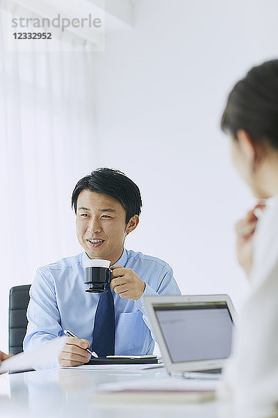 Japanischer Geschäftsmann arbeitet