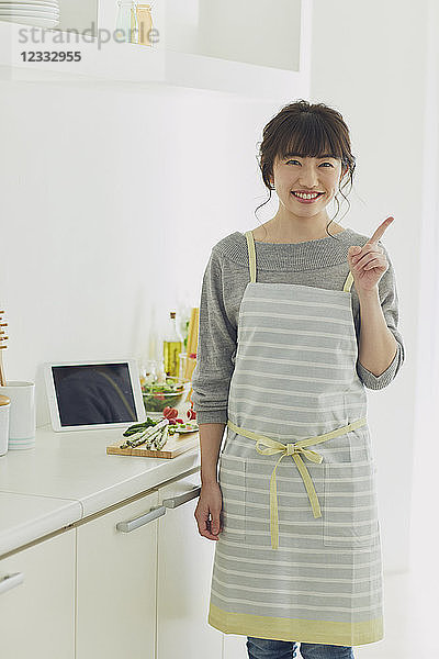 Japanische Hausfrau in der Küche