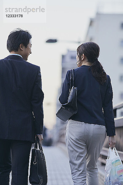 Japanisches Paar auf dem Heimweg von der Arbeit