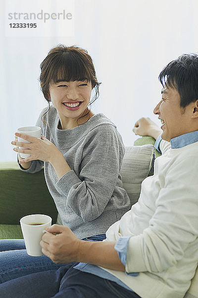 Japanisches Paar auf dem Sofa