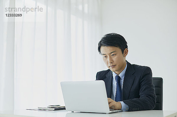 Japanischer Geschäftsmann arbeitet